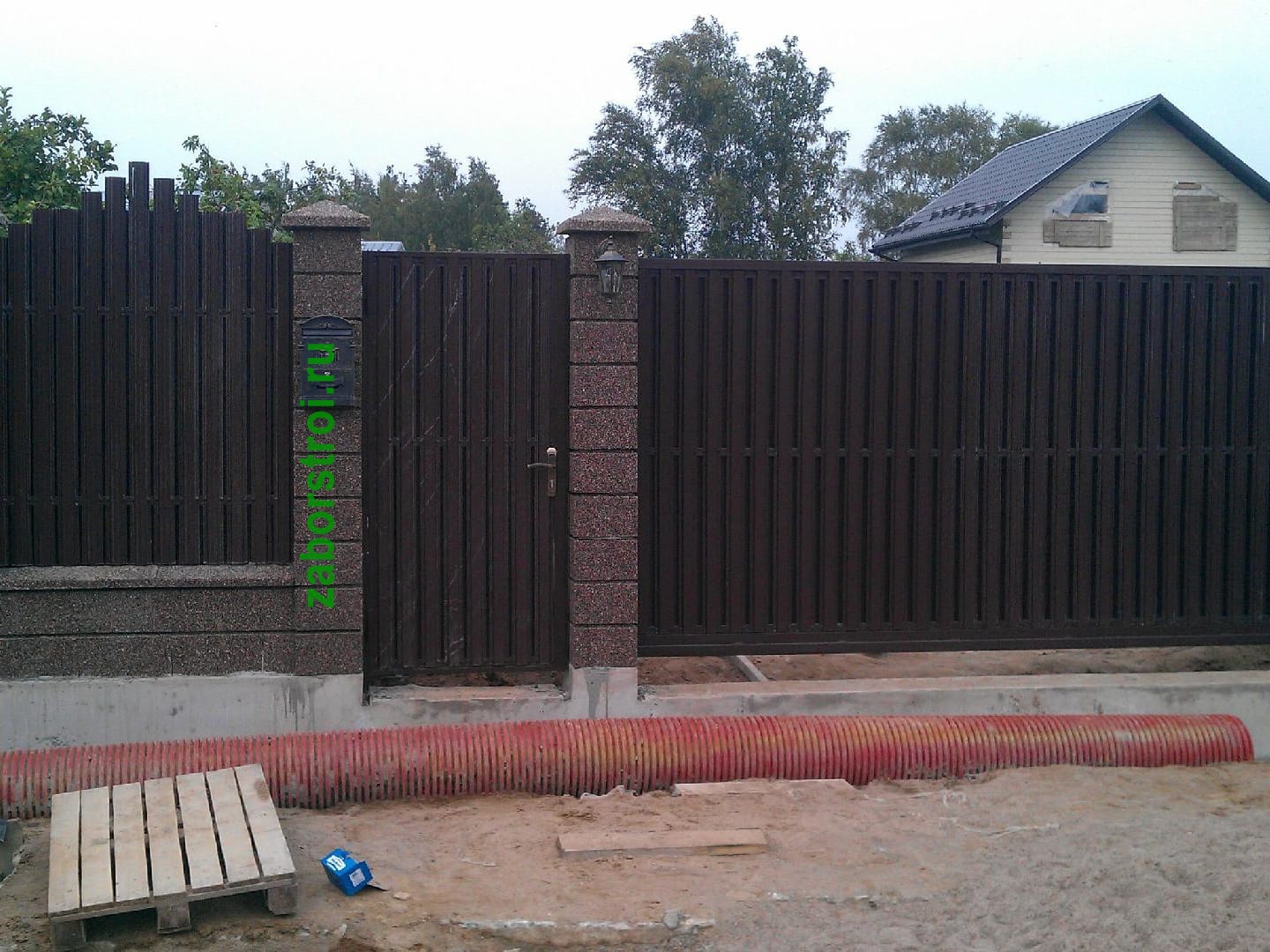 Забор из евроштакетника с воротами и калиткой с кирпичными столбами