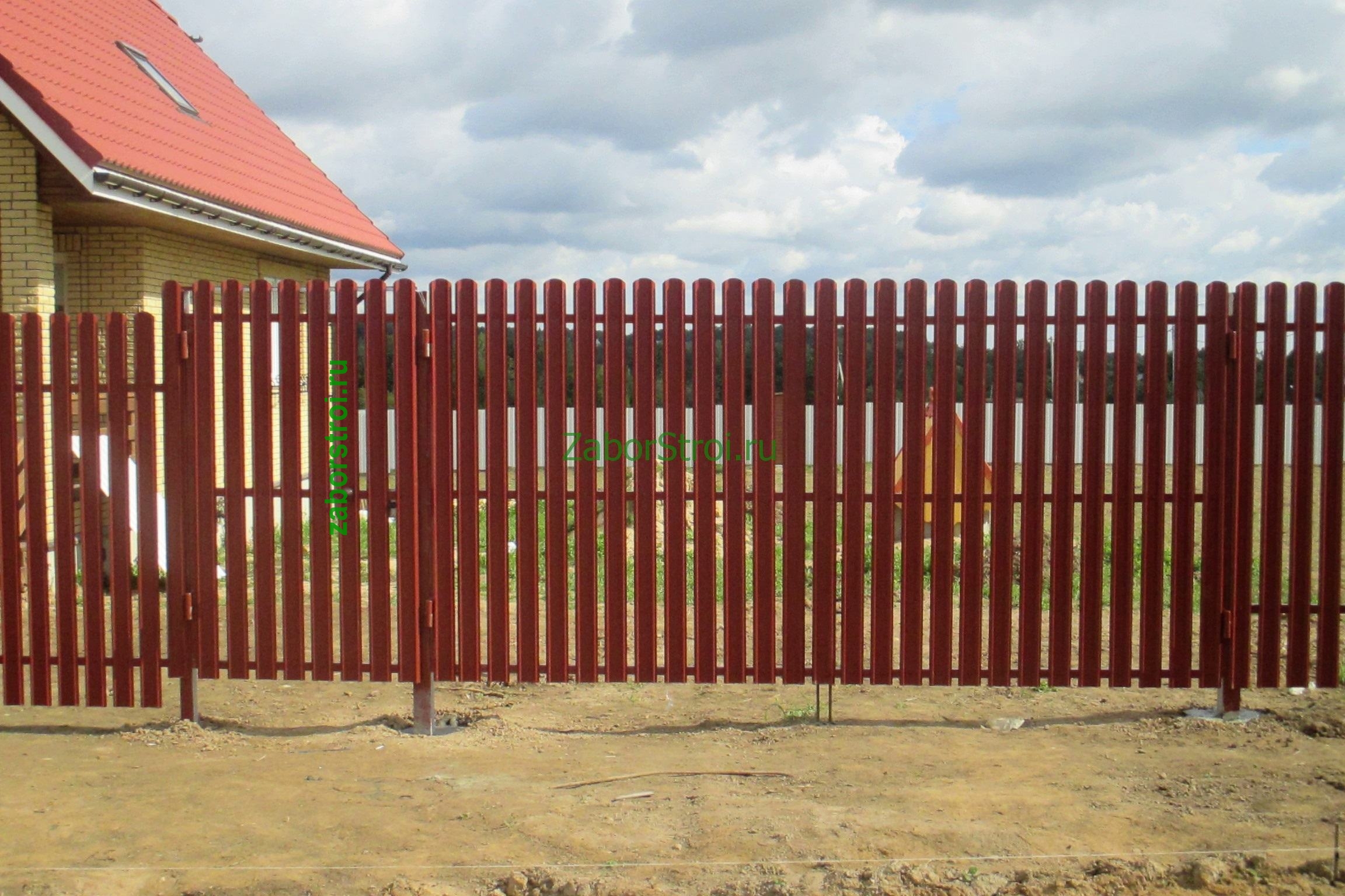 Ворота и калитка из штакетника металлического фото